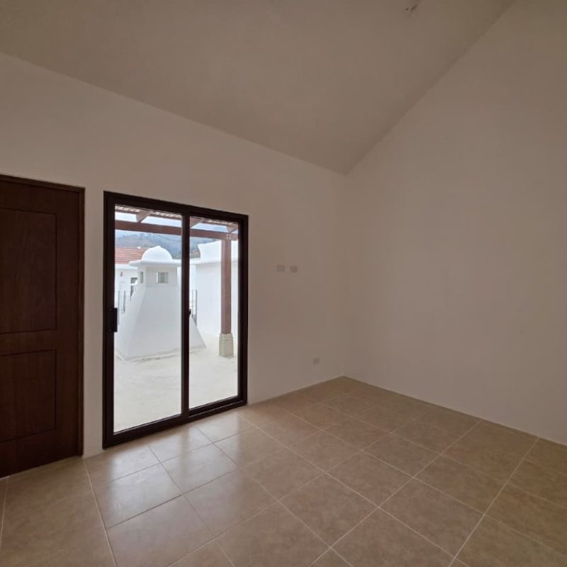 Spacious 5-Bedroom Home for Rent with Fireplace and Garden