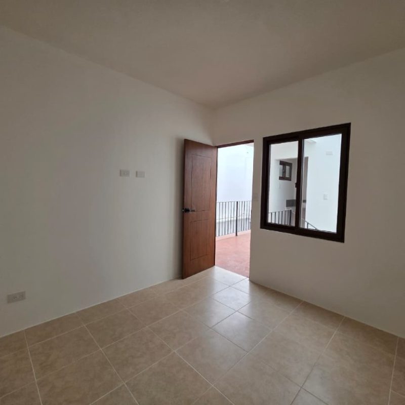 Spacious 5-Bedroom Home for Rent with Fireplace and Garden