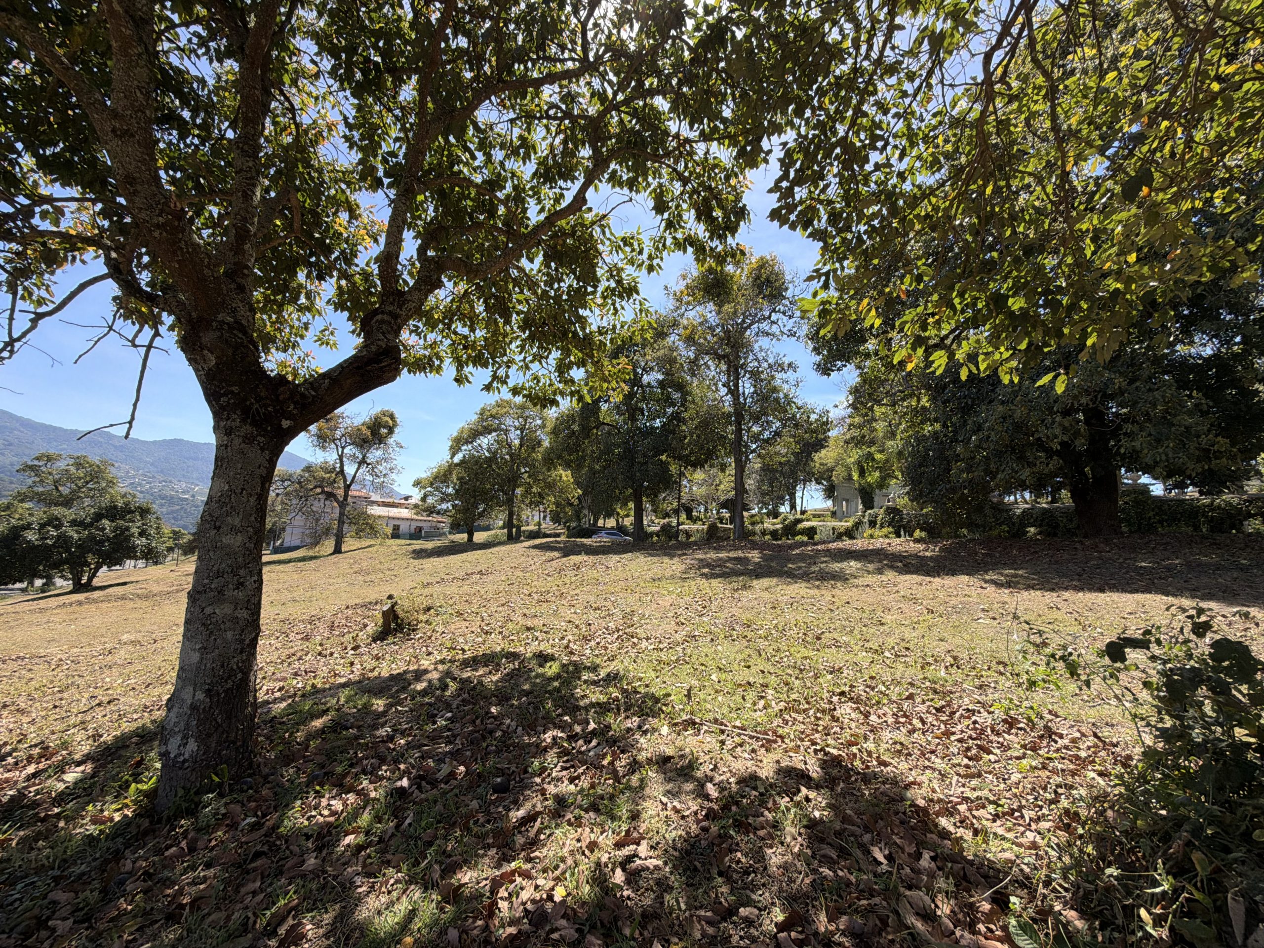 Lote de 15 x 20 metros, frente a parque de condominio Exclusivo