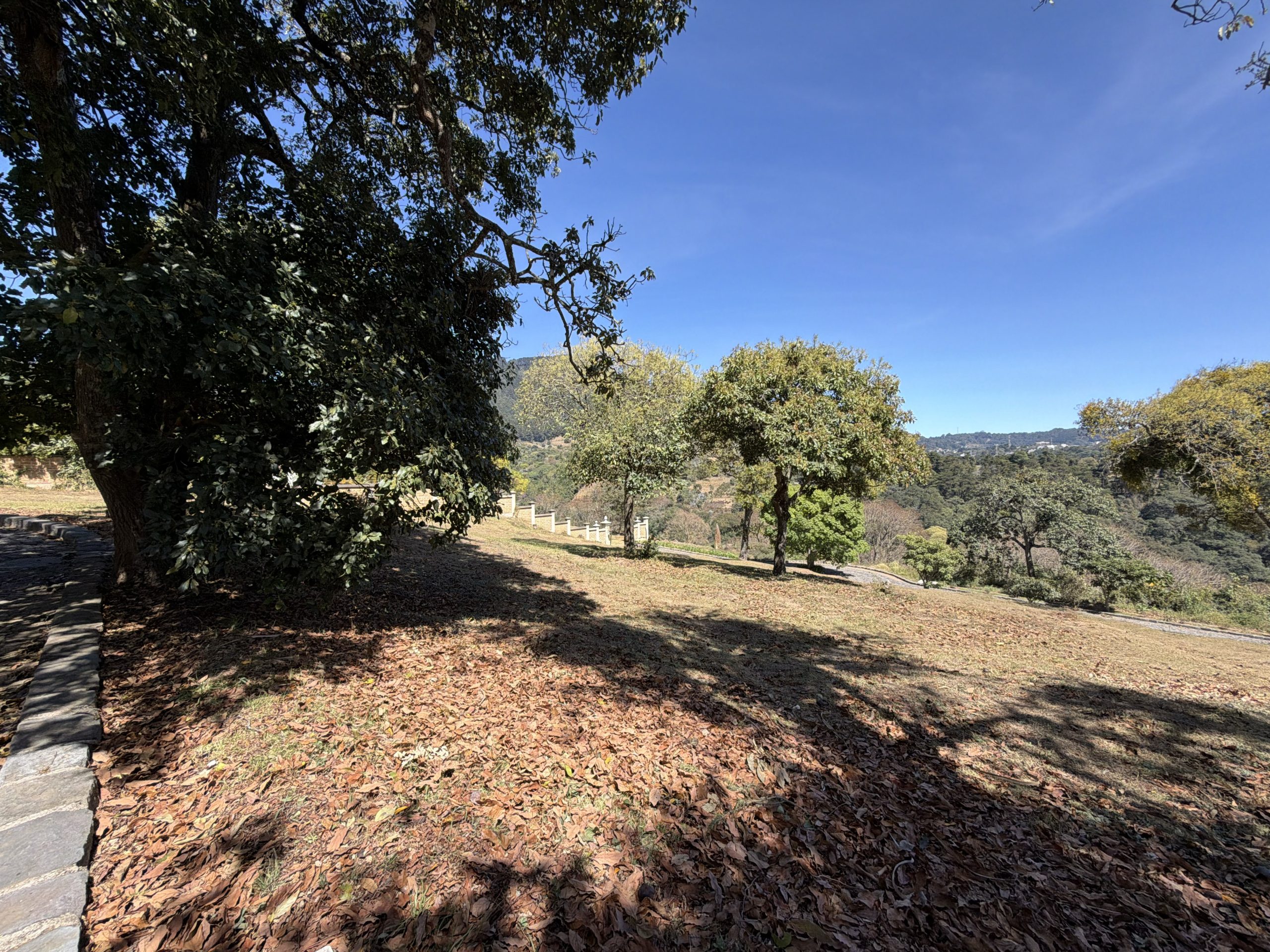 Lote de 15 x 20 metros, frente a parque de condominio Exclusivo