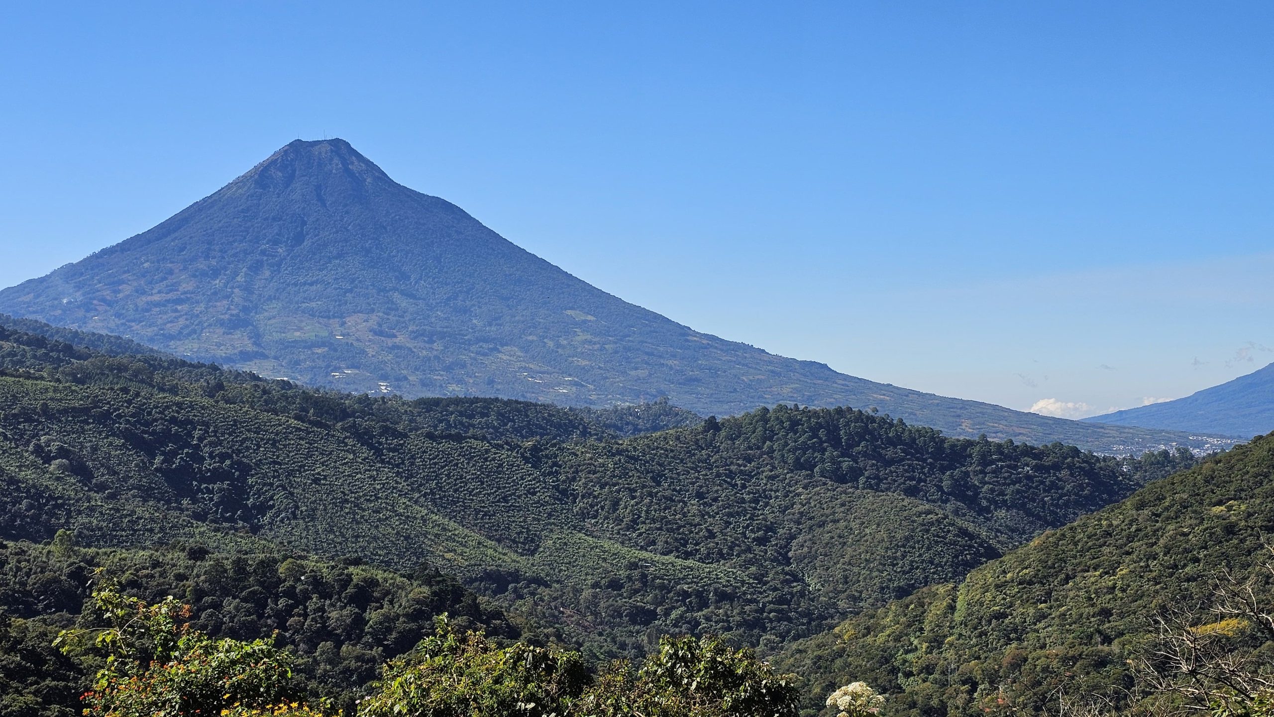 Lote de 15 x 20 metros, frente a parque de condominio Exclusivo