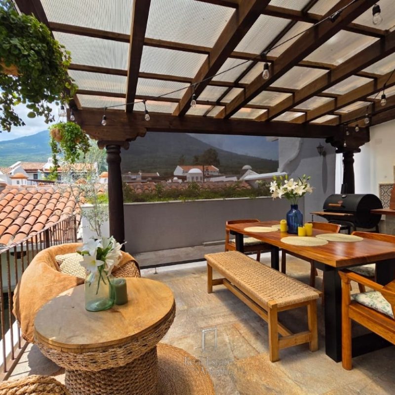 Residence with a terrace and premium amenities in Antigua Guatemala