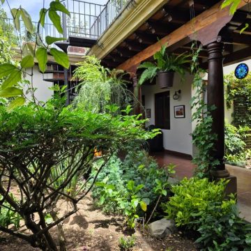 Furnished house for sale within walking distance of Central Park