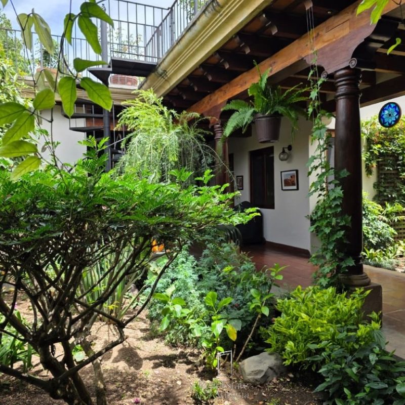 Furnished house for sale within walking distance of Central Park