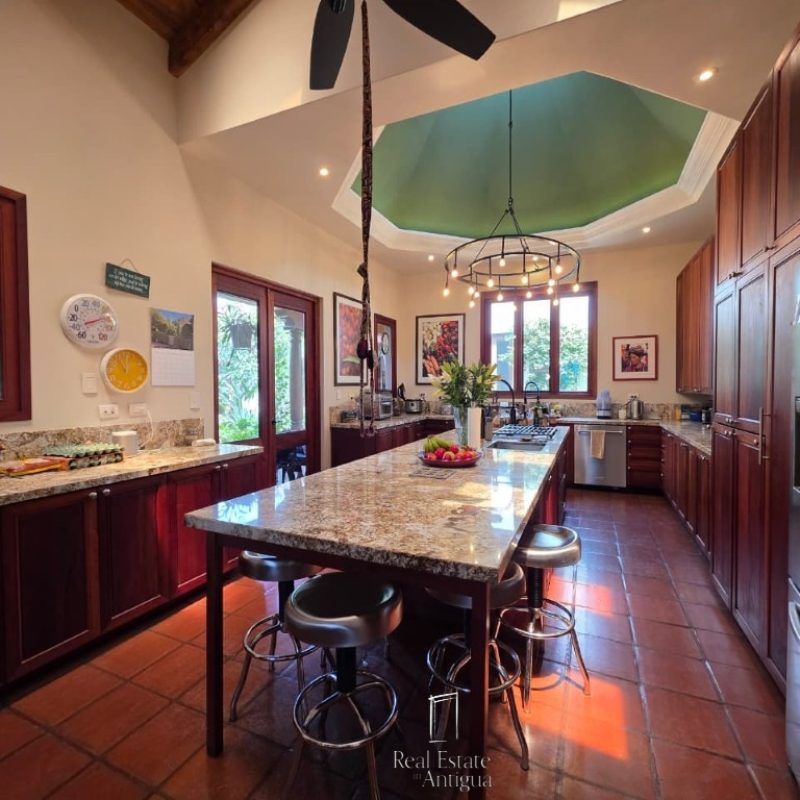 Furnished house for sale within walking distance of Central Park