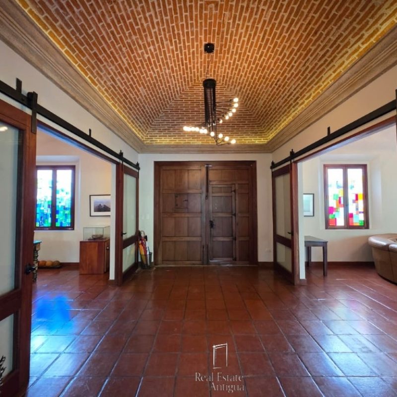 Furnished house for sale within walking distance of Central Park