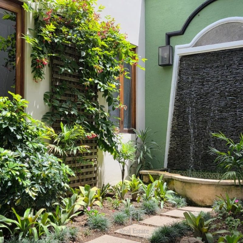 Furnished house for sale within walking distance of Central Park
