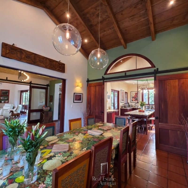 Furnished house for sale within walking distance of Central Park