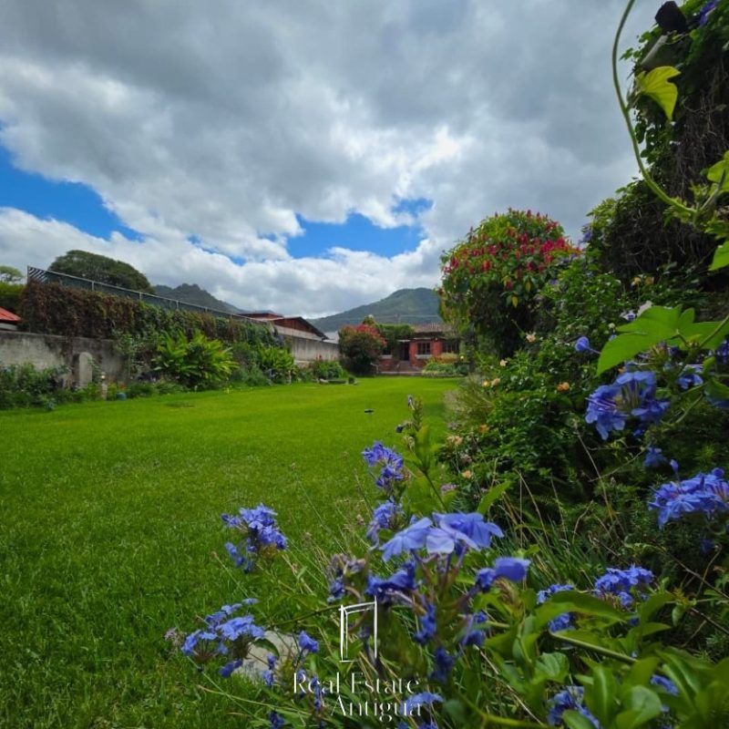 Exceptional Residence with Panoramic Views of Three Volcanoes