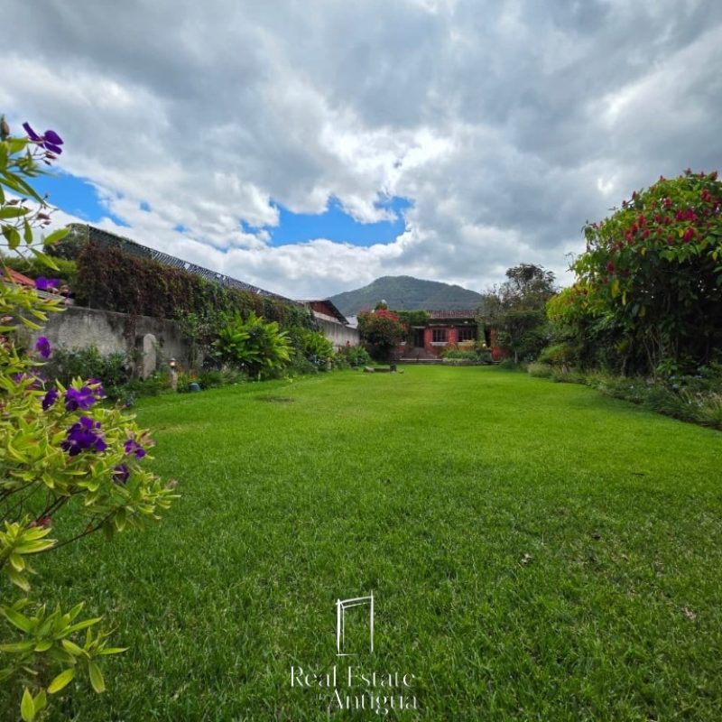 Exceptional Residence with Panoramic Views of Three Volcanoes